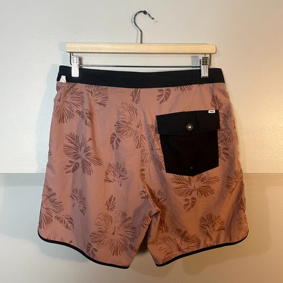 Vuori Cruise Men's Board Shorts Swim Trunks Men's Size 30 EUC - Picture 8 of 10